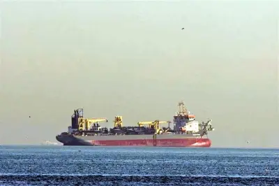 Precio del Petróleo Sube 6% por Interrupciones en el Estrecho de Ormuz