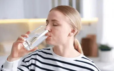 Prepara tu propia agua con electrolitos en casa: una guía para una hidratación saludable