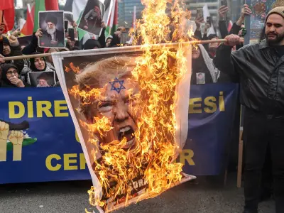 Protestas en Estambul contra ataque de EE.UU. e Israel a Irán mientras México defiende principios de paz