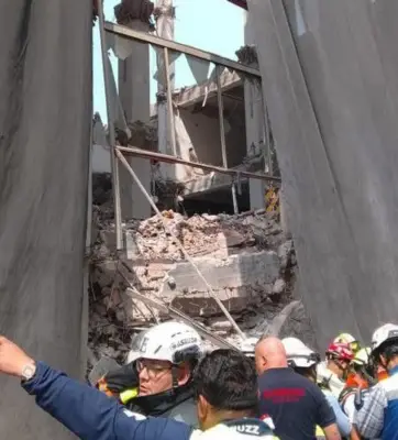 Recuperan cuerpos de tres trabajadores tras derrumbe en edificio de San Antonio Abad