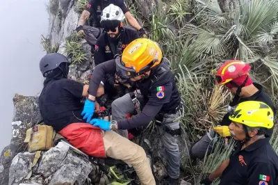 Rescatan a dos senderistas extraviados en cerros de Nuevo León tras intensa operación