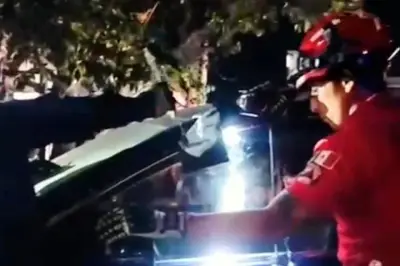 Rescatan a niña atrapada en auto en Mitras Norte; bomberos y paramédicos acuden al llamado