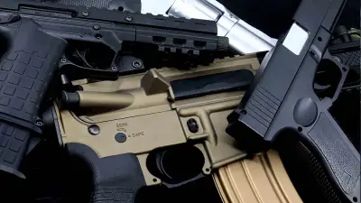 Roban armamento de Fiscalía en Barrientos, Tlalnepantla; detienen a dos hermanos