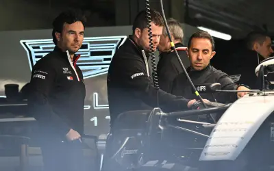 Russell domina en China mientras Checo Pérez sufre una práctica desastrosa