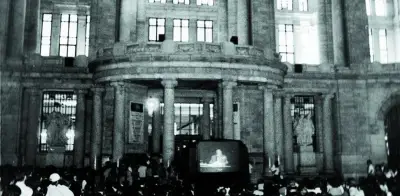 Sabines, el rockstar de la poesía que desbordó Bellas Artes con 2 mil jóvenes