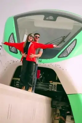 Samuel García y Mariana Rodríguez posan en monorriel de NL como en 'Titanic'