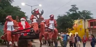 Santa Claus llega en retroexcavadora navideña y se vuelve viral en El Naranjo