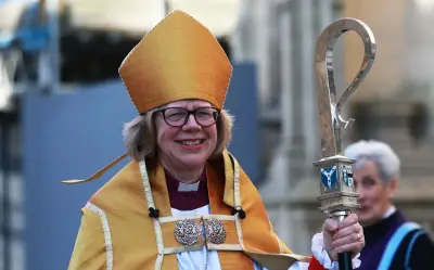 Sarah Mullally se convierte en la primera arzobispa de Canterbury en histórica entronización
