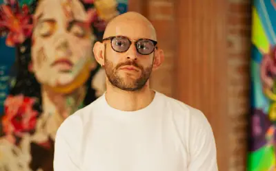 Óscar Torres revoluciona su arte con improvisación en la feria MUYGUUD Puerto Vallarta