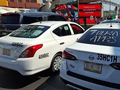 Taxistas bloquean accesos al AICM exigiendo exclusividad frente a plataformas digitales
