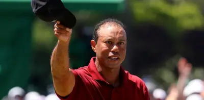 Tiger Woods luce serio en foto policial tras arresto en Florida por posible uso de medicamentos