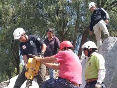 Tlalnepantla activa operativo tras desprendimiento de roca volcánica en colonia