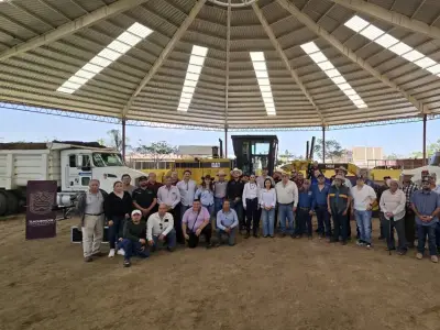 Tlaquepaque entrega maquinaria y composta a ejidatarios para potenciar caminos rurales