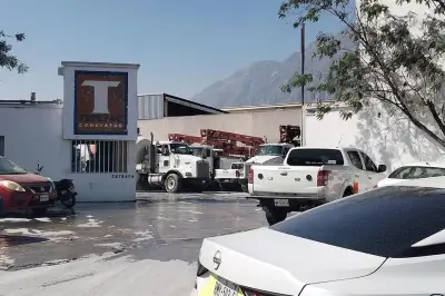 Trabajador queda gravemente lesionado tras caída de camión que reparaba en taller