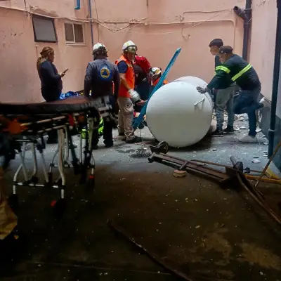 Trabajador sufre caída de cuarto piso con tanque de gas en Benito Juárez