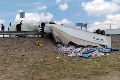 Trailer vuelca en Apodaca y esparce su carga, causando caos vial