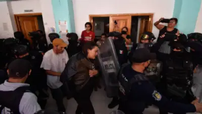 Turba intenta linchar a conductor tras atropellar a tres personas en Tlaxcala