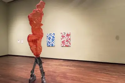 Una Década de Artistas Revela sus Sueños y Deseos Más Íntimos en Exposición