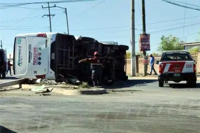 Unidad de Transporte de Personal Choca y Vuelca en Carretera, Varios Heridos Reportados