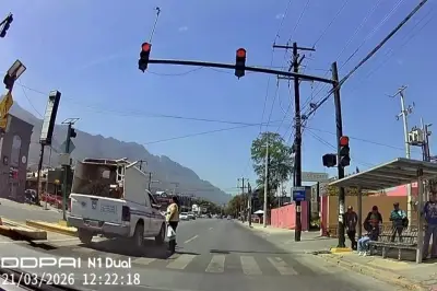 Vehículo de AYD casi atropella a mujer en incidente captado en video