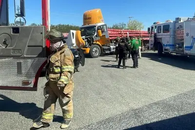 Vehículo queda atravesado por vigas tras frenar de emergencia en autopista