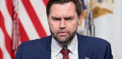 Vicepresidente de EU promete revisar archivos OVNI y los califica como 