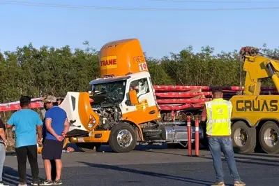 Vigas de acero caen sobre tráiler en carretera y causan muerte del conductor