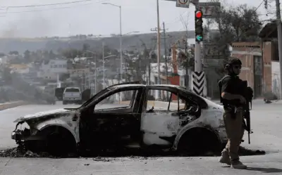 Violencia tras caída de 'El Mencho' deja 881 autos y negocios afectados en México