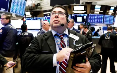 Wall Street con cierre mixto: Dow Jones sube mientras el petróleo supera los 100 dólares