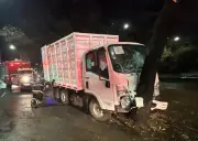 Accidente en Periférico Sur: Camioneta de limpia choca contra árbol y deja 12 heridos