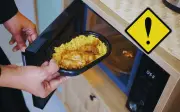 Advierten sobre el peligro de calentar comida en recipientes de plástico en el microondas