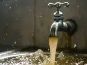 Agua con olor a drenaje afecta colonias de Guadalajara; vecinos temen por salud