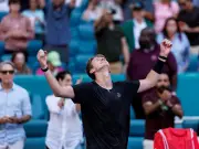 Alcaraz cae ante Korda en Miami: el número uno del tenis mundial se despresa prematuramente