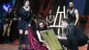 Alejandra Guzmán rompe placa de aniversario en obra de Nacho Cano en momento viral