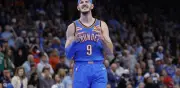 Alex Caruso lanza su tenis para bloquear en la NBA y el video se vuelve viral