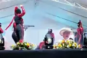 Alumnos de Michoacán bailan con réplicas de fusiles en festival escolar