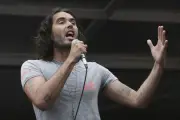 Aplazan juicio contra Russell Brand por presunta agresión sexual en Reino Unido
