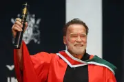 Arnold Schwarzenegger recibe doctorado honoris causa en Belfast por su liderazgo global