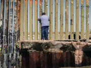 Artistas chicanos crean escultura con barro y caracoles en muro de Tijuana como homenaje a migrantes