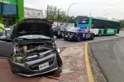 Atraviesa peatón la Ecovía en Monterrey y es impactado por camión de transporte