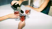 Aumenta consumo de alcohol en mujeres mexicanas; alertan sobre estrategias de 'pink drinking'