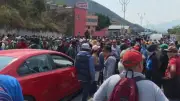 Autopista del Sol bloqueada por habitantes de la Sierra de Guerrero que exigen obras y diálogo con Evelyn Salgado