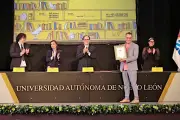Autoridades llaman a escritores a la subversión literaria en México