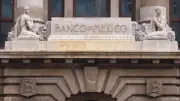 Banxico destaca que mayor participación femenina impulsaría crecimiento económico y estabilidad financiera