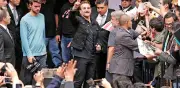 Bono y Gallagher sorprenden a fans mexicanos con autógrafos y boletos