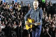 Bryan Adams Conecta con Regios en Concierto Lleno de Nostalgia y Éxitos