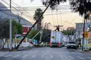 Cables de CFE se atoran y derriban postes, dejando sin luz a colonia en Monterrey