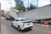 Caja de tráiler se desprende y bloquea calles en Cuajimalpa, CDMX