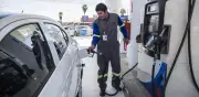 Californianos cruzan a Tijuana para comprar gasolina ante precios récord en EU