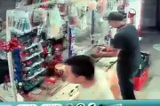 Captan en video asalto violento en tienda de conveniencia en Monterrey